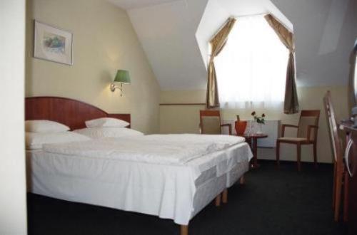 Gottwald Hotel Tatabanya Phòng bức ảnh